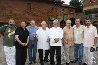 ZUM Edizioak y 100 cocineros gipuzkoanos homenajean a José J ... Imagen 1